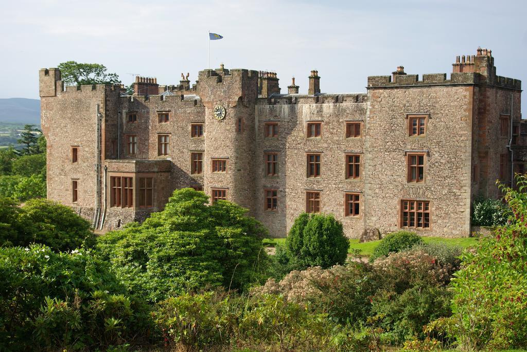 לינה וארוחת בוקר רייבנגלאס Muncaster Castle Coachman'S Quarters מראה חיצוני תמונה
